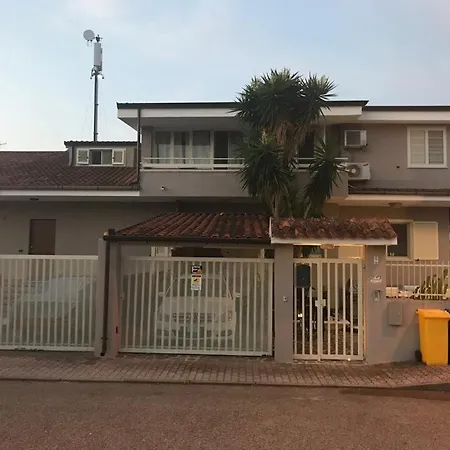 Гостевой дом Isca Blue Casa In Con Ampio Spazio Esterno Vicino Al Mare, Sino A Max 8 Persone